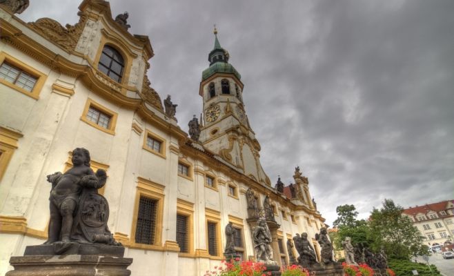 Динценхофер и Лорета: история фасада