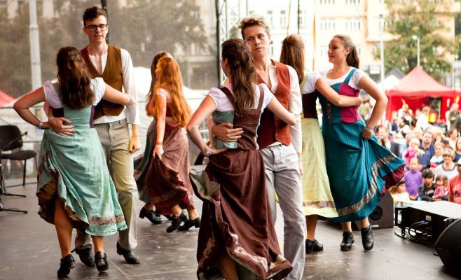 Праздник сбора винограда на площади Йиржи из Подебрад