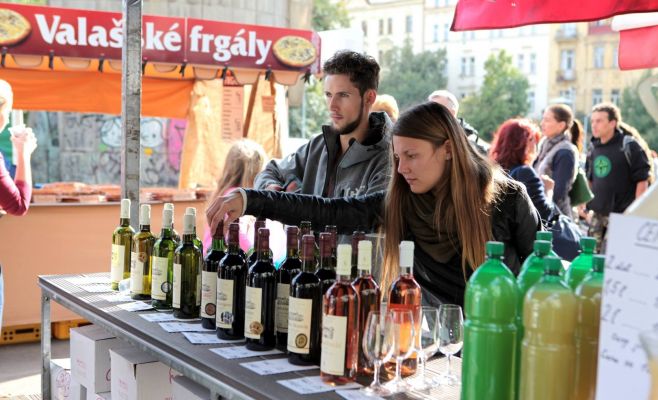 Праздник сбора винограда на площади Йиржи из Подебрад