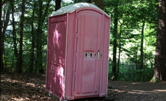 Чех сделал дырки в биотуалетах, чтобы подсматривать за девушками во время фестиваля