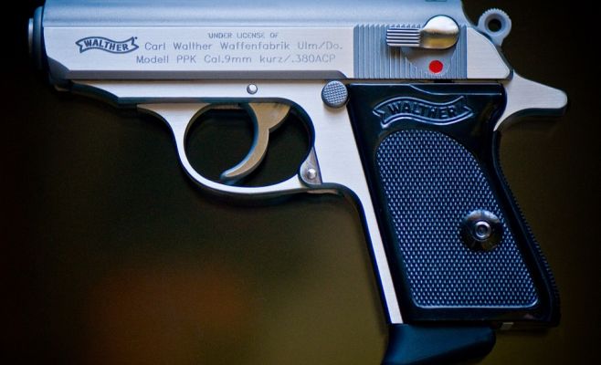 В Чехии неизвестный хотел застрелить члена Коммунистической партии