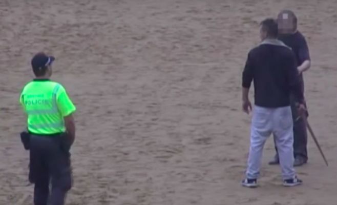 Видео: Мужчина с мечом в руках хотел сорвать коронационные торжества