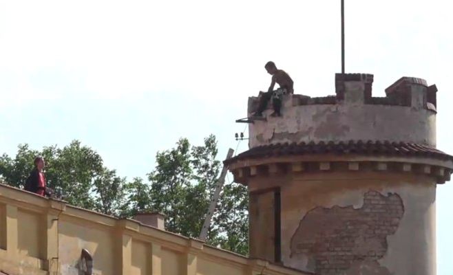 Стало известно, что грозит иностранцу, бросавшему кирпичи с башни Национального театра