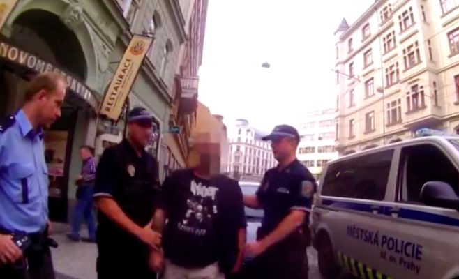 Пьяный чех «зиговал» в центре Праги и кричал: «Смерть неграм и цыганам!»