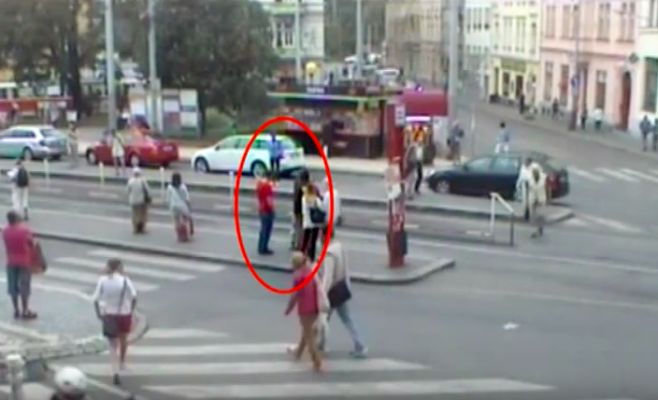 Видео: Неизвестный размахивал ножом на остановке в Праге