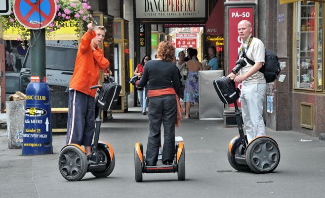 Почему, несмотря на запрет, по Праге до сих пор ездят сегвеи?
