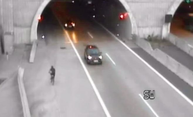 Видео: Пьяный велосипедист ехал по пражской автомагистрали в обратном направлении