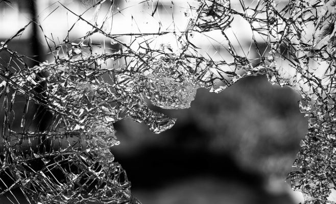 В Чехии автобус снес 5 автомобилей и врезался в стену дома